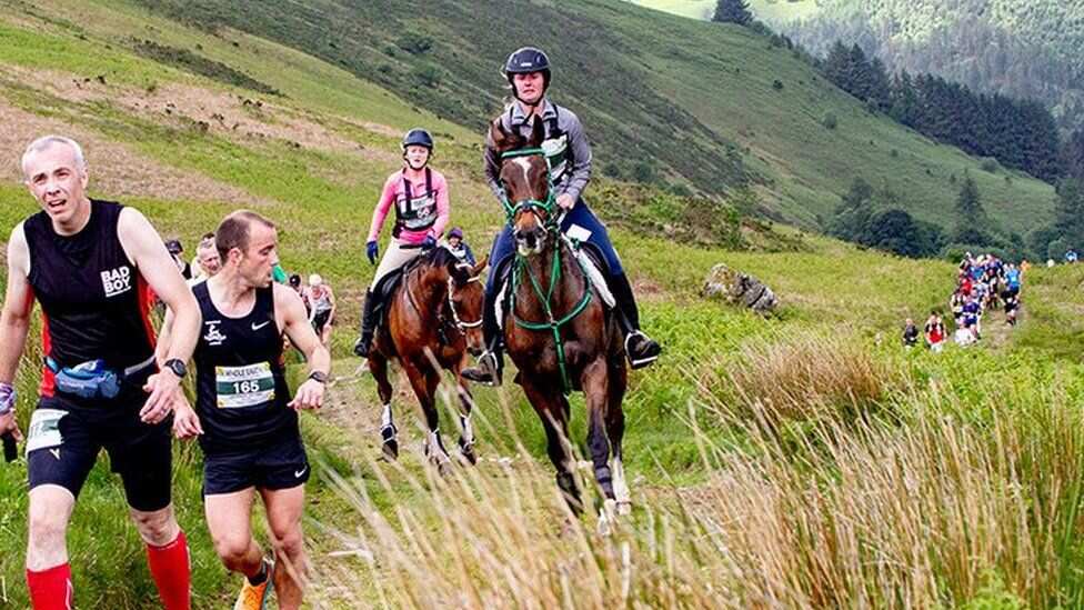 human-wins-wales-man-vs-horse-race-uk-man-outruns-50-horses-on-foot