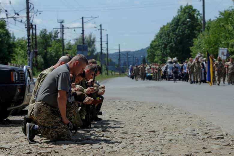 Kneeling to the heroes