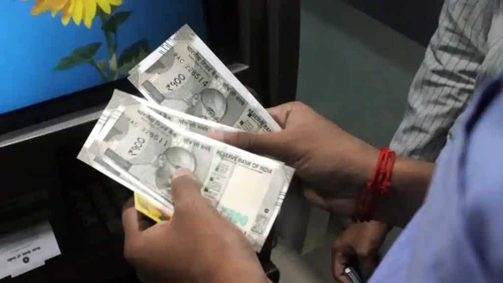 After ATM mistakenly dispenses extra cash, huge crowd rushes to withdraw money in India