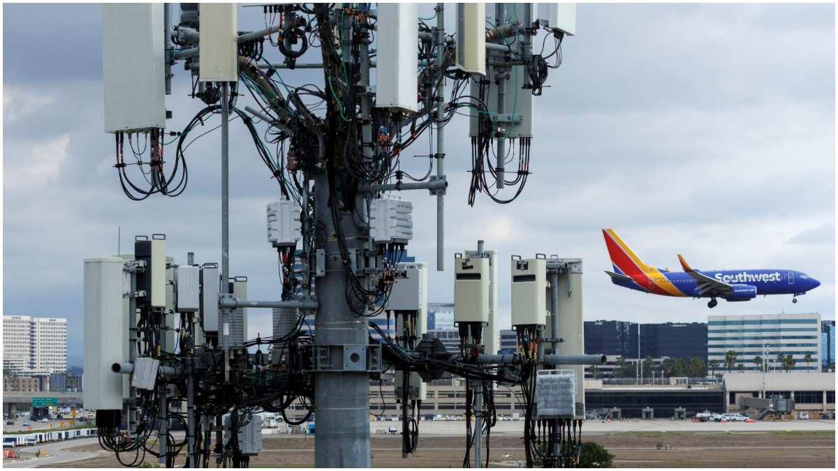 FAA urges airlines to act as wireless carriers plan 5G signal boost FAA urges airlines to act as wireless carriers plan 5G signal boost