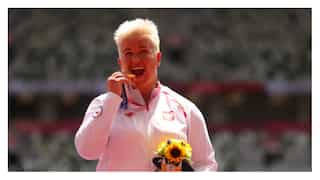 Three-time Olympic gold medallist Anita Wlodarczyk out of remaining season, injured while chasing thief