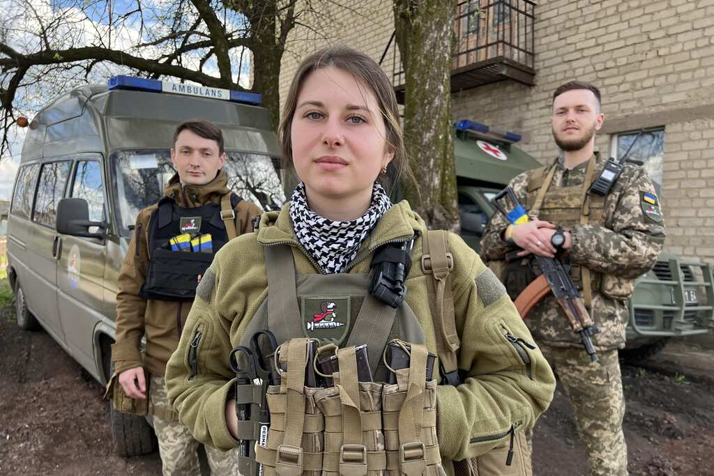 Intense fighting in Eastern Ukraine: Ambulance teams rescue soldiers