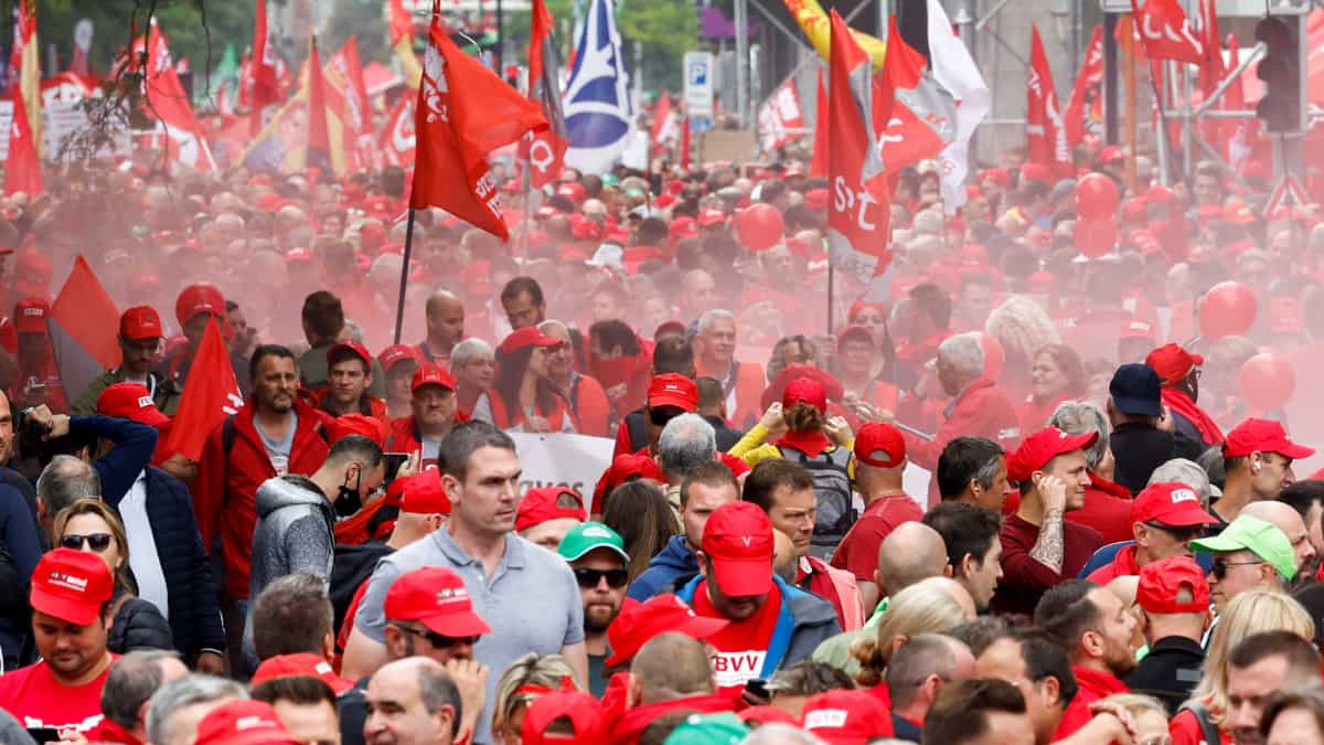 70,000 Belgian workers march through Brussels against sharp rise in cost-of-living 70,000 Belgian workers march through Brussels against sharp rise in cost-of-living