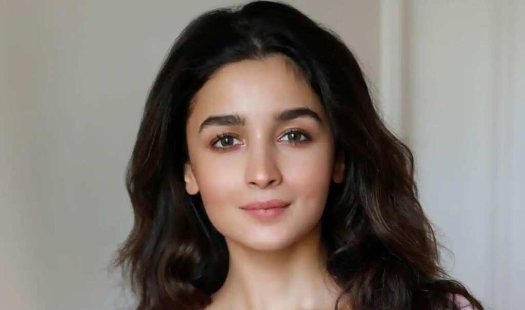 Alia Bhatt shows off pregnancy with a special message on her dress. See photos