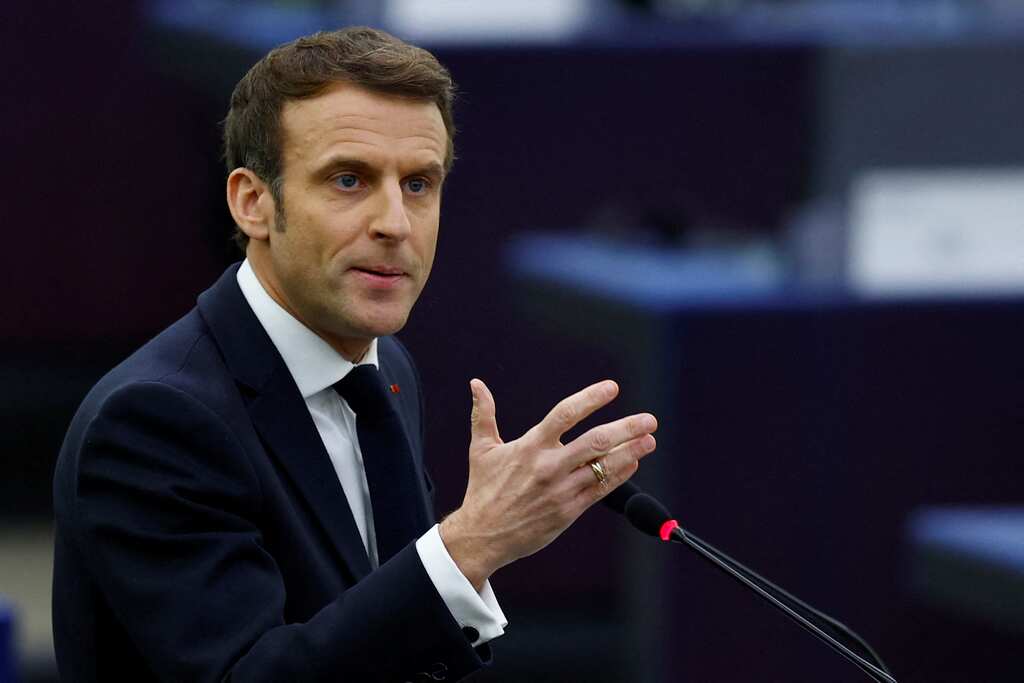 Emmanuel Macron meets opposition, seeks to avert political deadlock