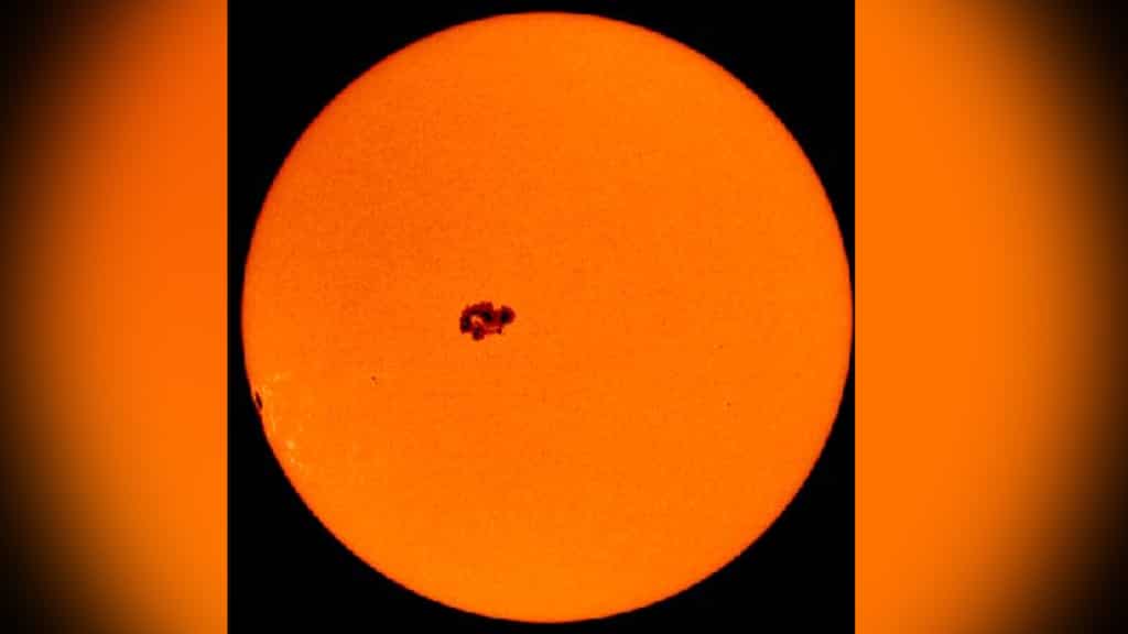 Giant sunspot that can emit strong solar flares is facing Earth, experts raise concern
