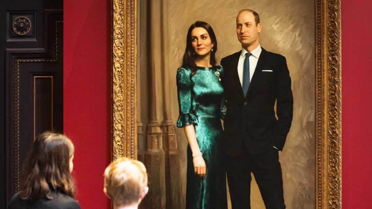 Kate Middleton & Prince William look elegant in their first joint portrait Kate Middleton & Prince William look elegant in their first joint portrait