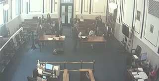 Video: US father pummels a man accused of killing his son in court