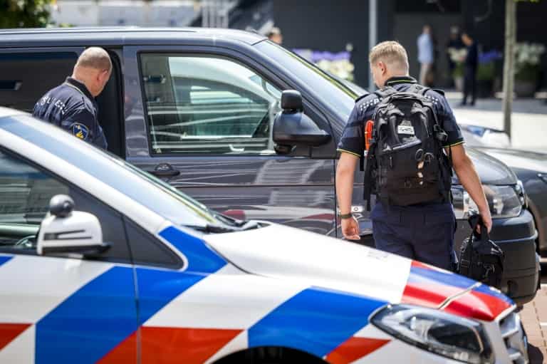 Armed robbers steal jewels at 'The European Fine Art Fair' Armed robbers steal jewels at 'The European Fine Art Fair'