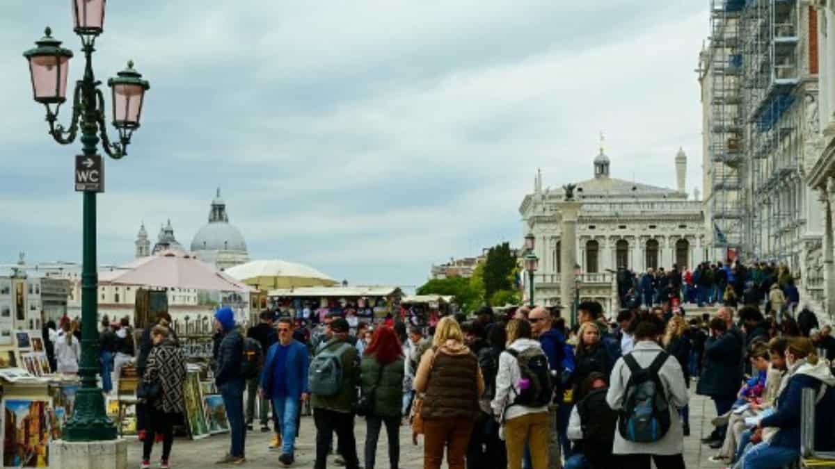 COVID-19: Italy modifies health regulations as the pandemic situation deteriorates