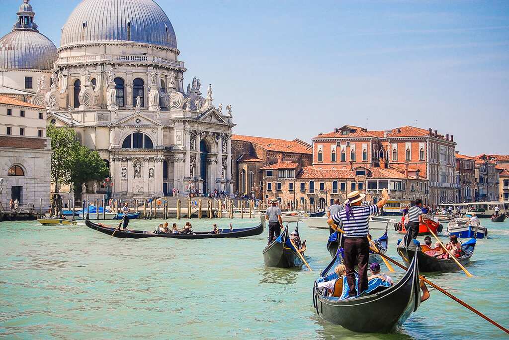 Venice authorities to charge fee for day travellers
