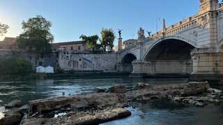 Drought reveals ruins of ancient bridge in Rome