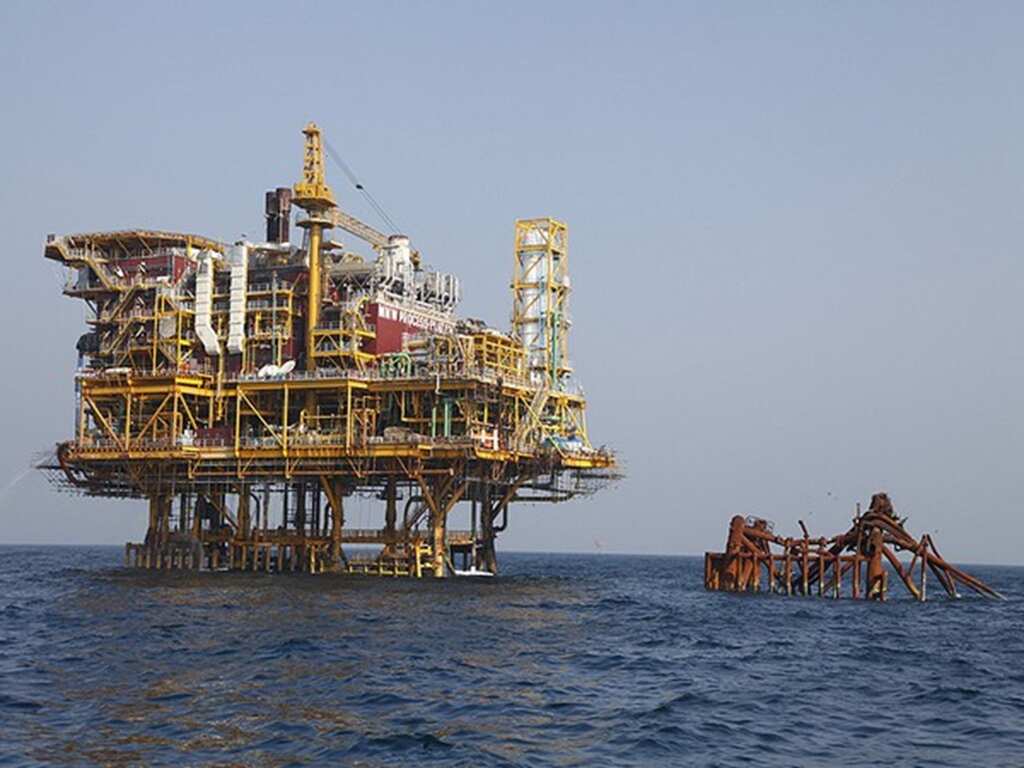 Oil prices slip as recession fears rumble on