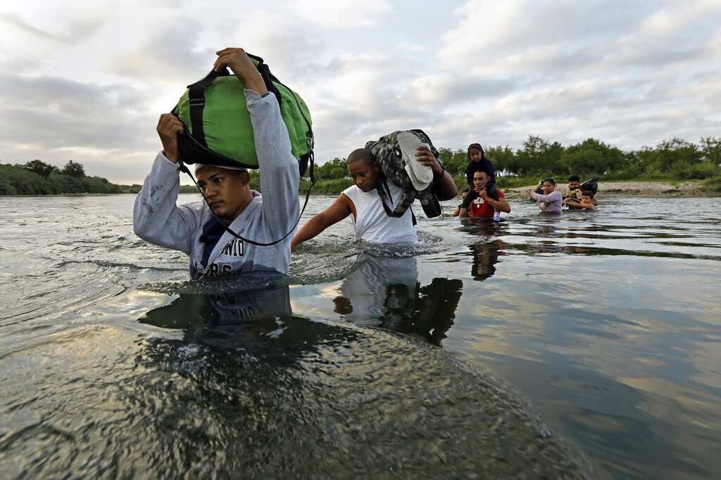 Migrants continue to cross Rio Grande river to enter US illegally