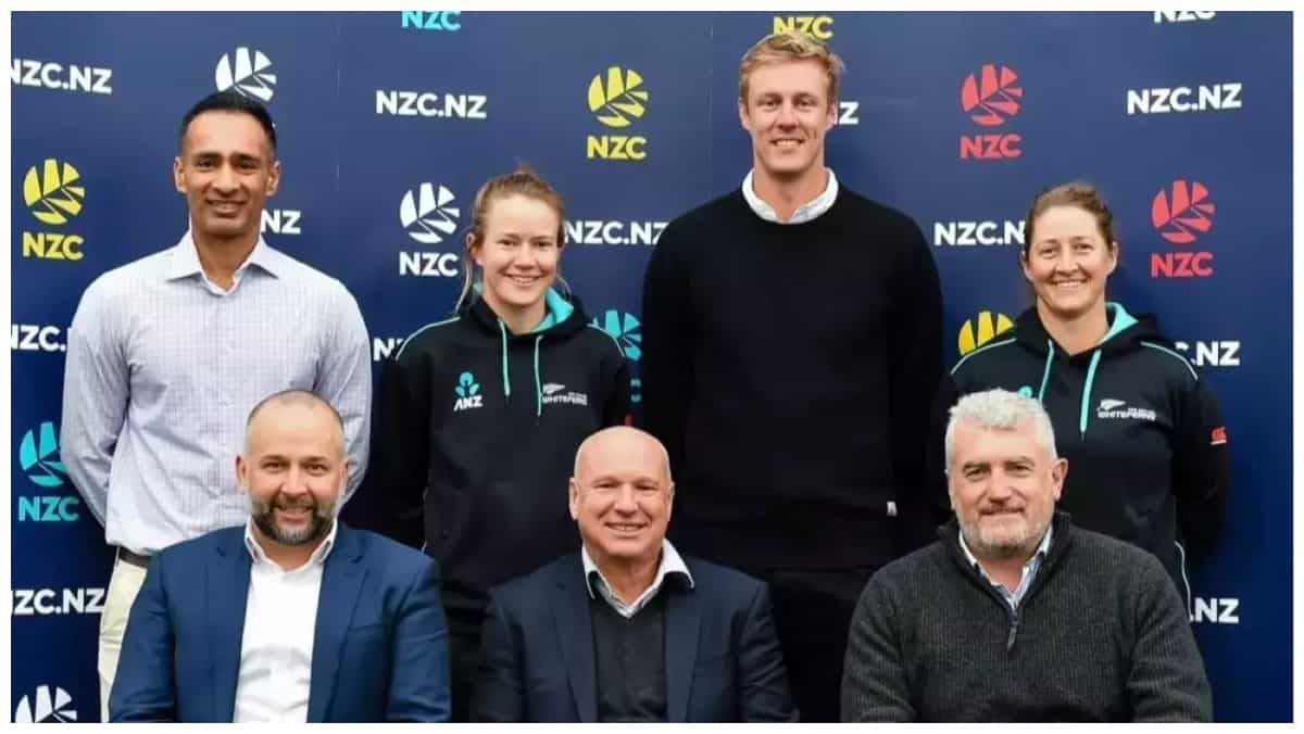 New Zealand men, women players set to get equal pay in 'ground-breaking' five-year deal New Zealand men, women players set to get equal pay in 'ground-breaking' five-year deal