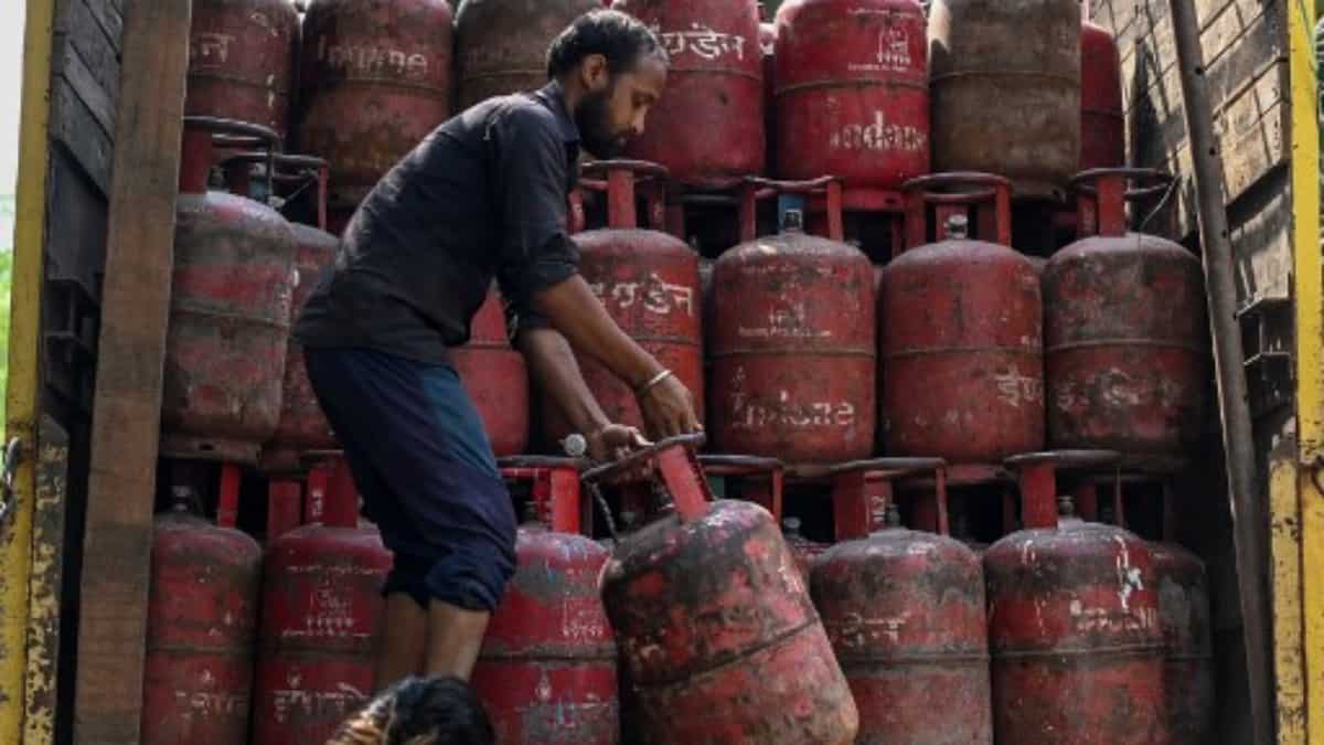 India: Domestic LPG cylinder gets dearer by Rs 50 India: Domestic LPG cylinder gets dearer by Rs 50