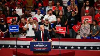 Donald Trump campaigns with right-wing precursor Sarah Palin