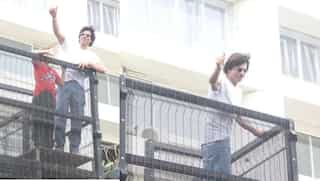 Shah Rukh Khan greets fans outside his Mumbai house on Eid Al Adha | Watch