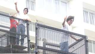 Shah Rukh Khan greets fans outside his Mumbai house on Eid Al Adha | Watch