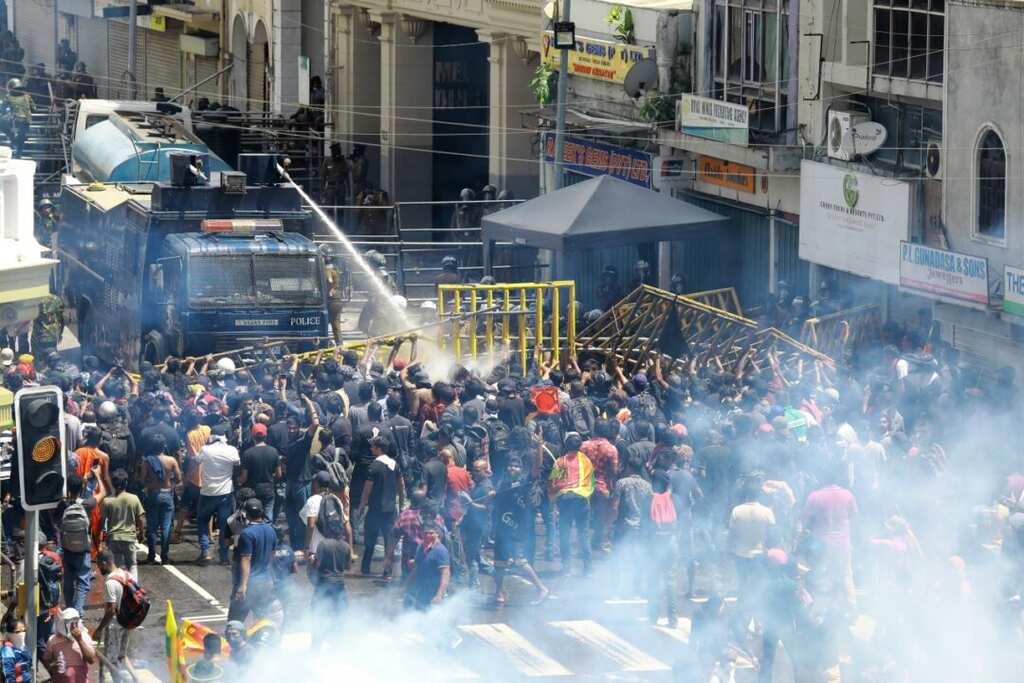 Sri Lanka: Police uses tear gas to disperse protesters as crowds swell