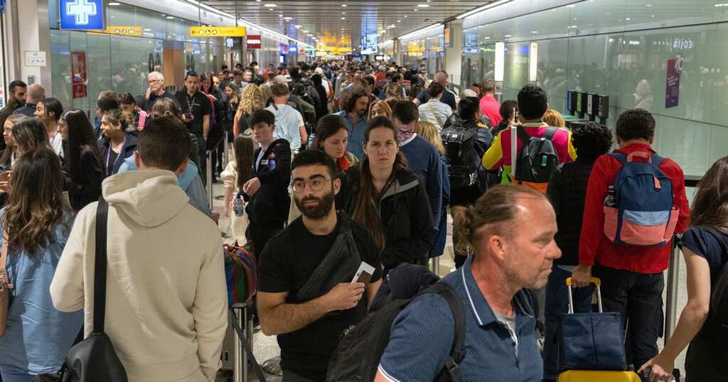 Heathrow airport orders airlines to stop selling summer flight tickets