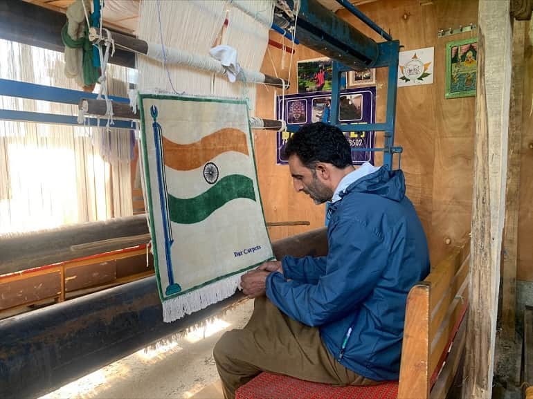 Artisan in Kashmir makes Indian national flag on silk wall hanging, wishes it to be put up at Red Fort