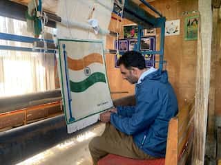 Artisan in Kashmir makes Indian national flag on silk wall hanging, wishes it to be put up at Red Fort