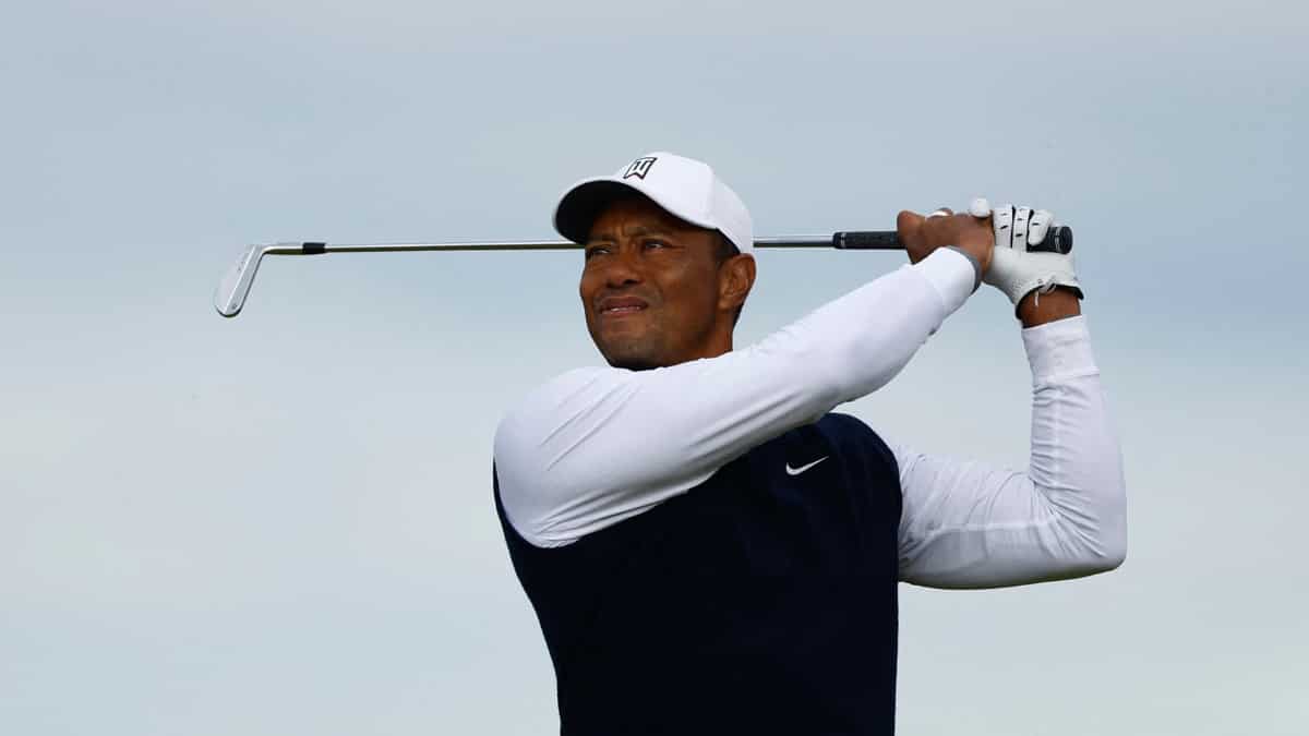 Tiger Woods struggles badly on St Andrews return