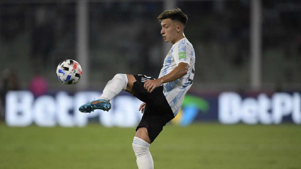 Lisandro Martinez to Manchester United confirmed as club agrees deal with Ajax to sign Argentine defender
