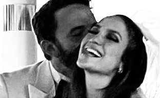 Jennifer Lopez and Ben Affleck were teary-eyed while exchanging vows, reveals Chapel officials