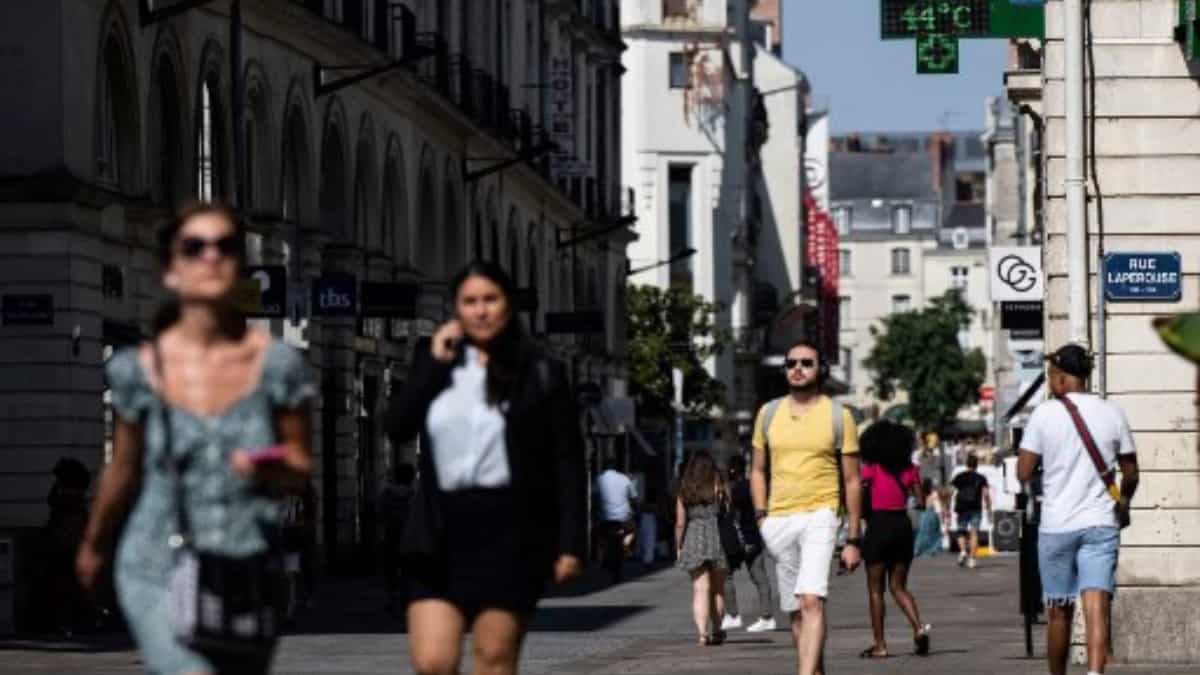 UK witnesses extreme heatwave, temperature expected to reach 42C UK witnesses extreme heatwave, temperature expected to reach 42C