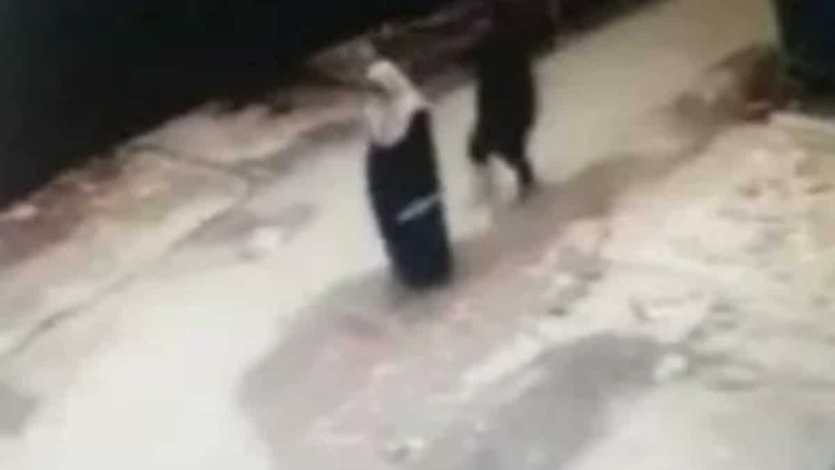Pakistan: Man caught on video groping a burqa-clad woman on street