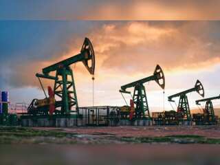 Oil falls on inflation concerns, anticipated stock builds