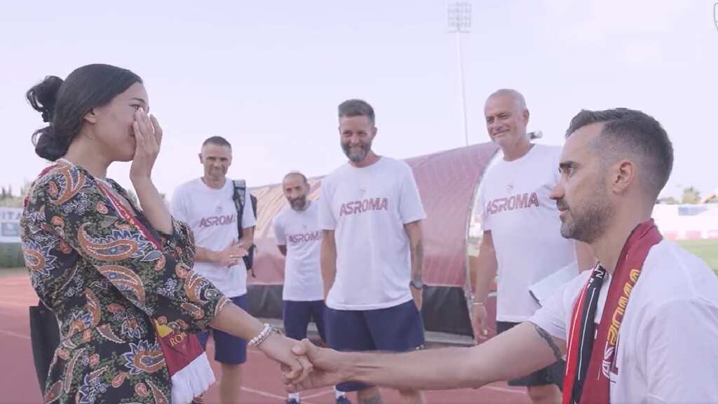 AS Roma fan proposes to his girlfriend in front of Jose Mourinho, video goes viral - WATCH
