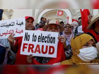 Tunisians protest against the draft constitution, demand President's resignation