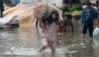 Pakistan: Karachi inundated due to rain water, two deaths have been reported due to heavy rains