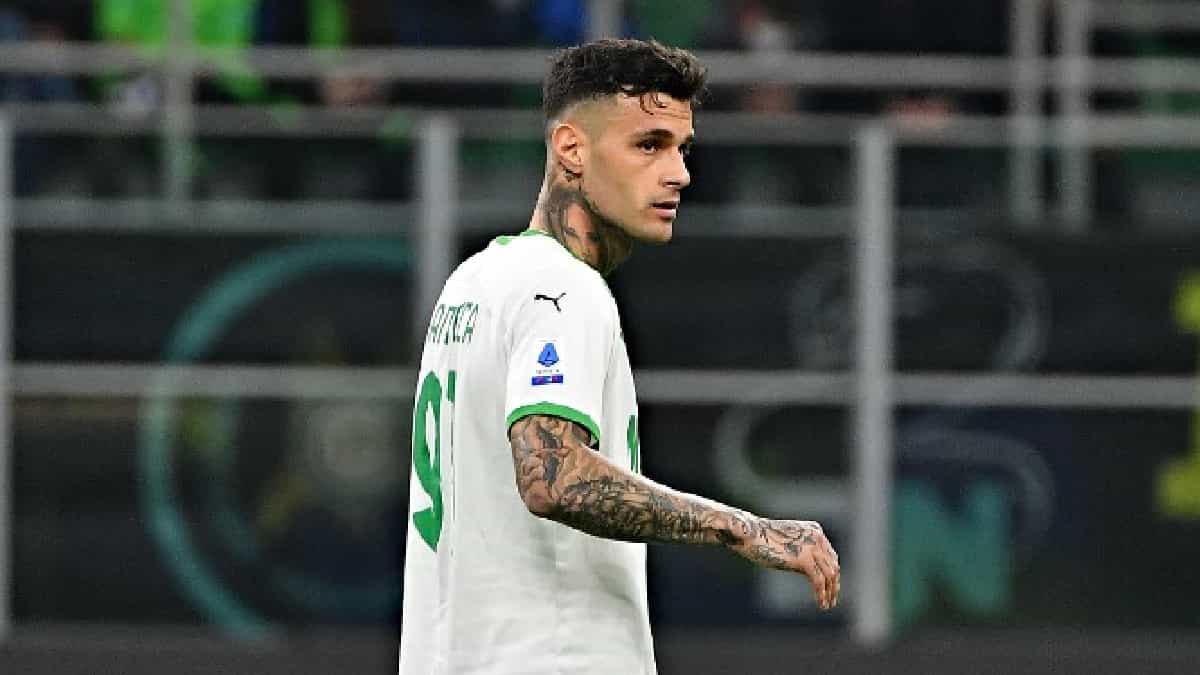 West Ham United sign Italy striker Gianluca Scamacca from Sassuolo on a 5-year deal West Ham United sign Italy striker Gianluca Scamacca from Sassuolo on a 5-year deal