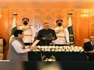 Parvez Elahi takes oath as Pakistani Punjab's CM amid political crisis