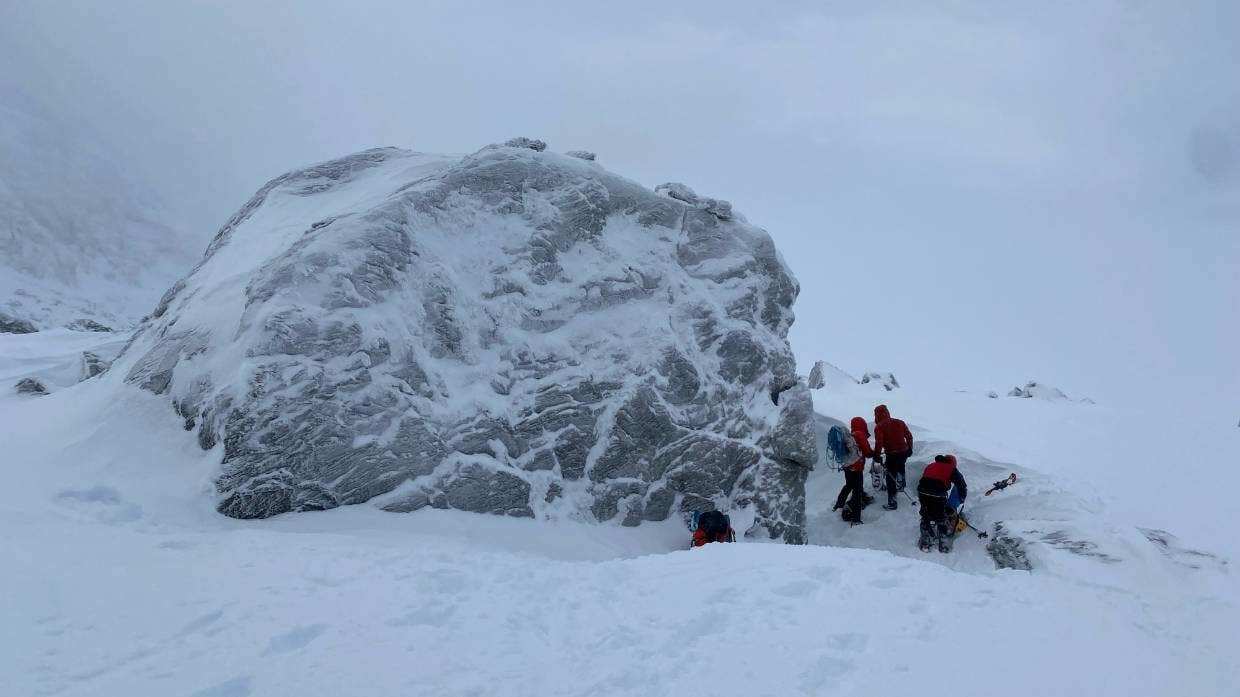 Climbers survive avalanche, blizzard at New Zealand’s famous mountain range thanks to snow cave, muesli bars Climbers survive avalanche, blizzard at New Zealand’s famous mountain range thanks to snow cave, muesli bars