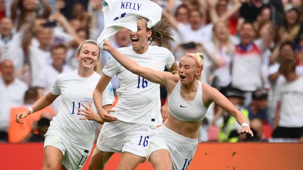 2) Chloe Kelly's iconic celebration