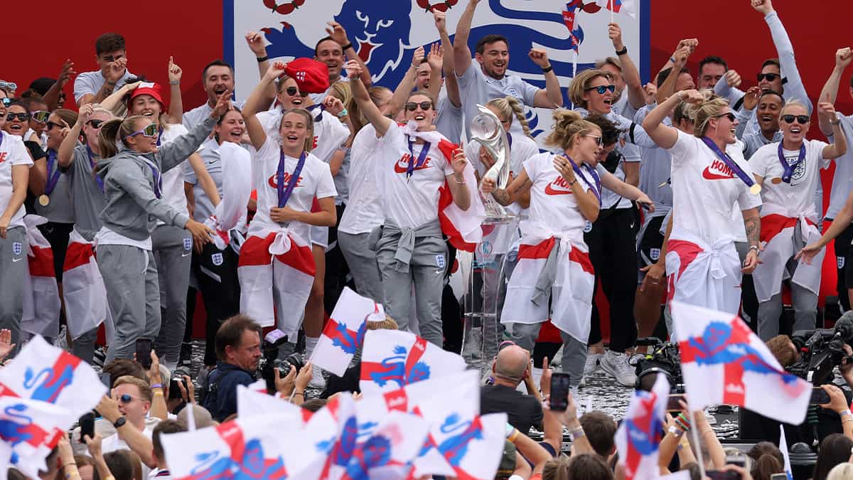 5) England players enjoy victory party