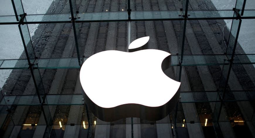 Apple in legal battle over store fees