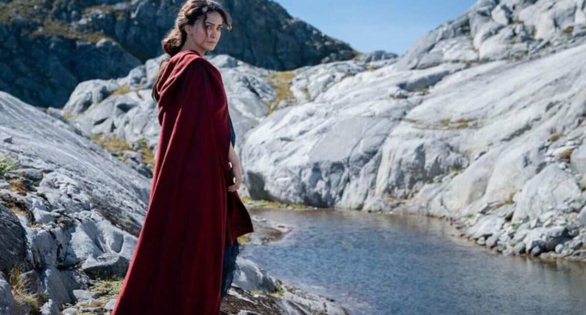 Bronwyn (Nazanin Boniadi) -