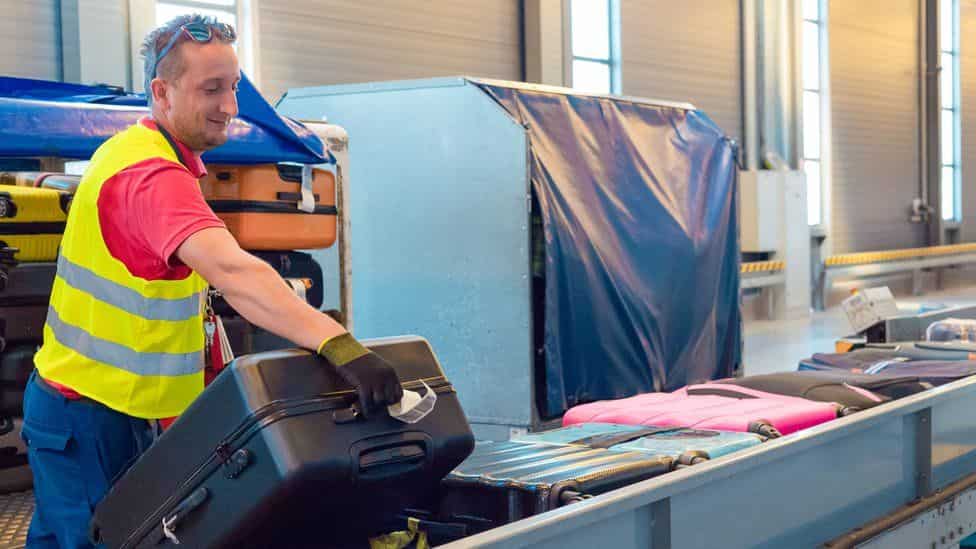 Qantas asks executives to temporarily work as baggage handlers to ease labour shortage