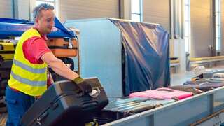 Qantas asks executives to temporarily work as baggage handlers to ease labour shortage