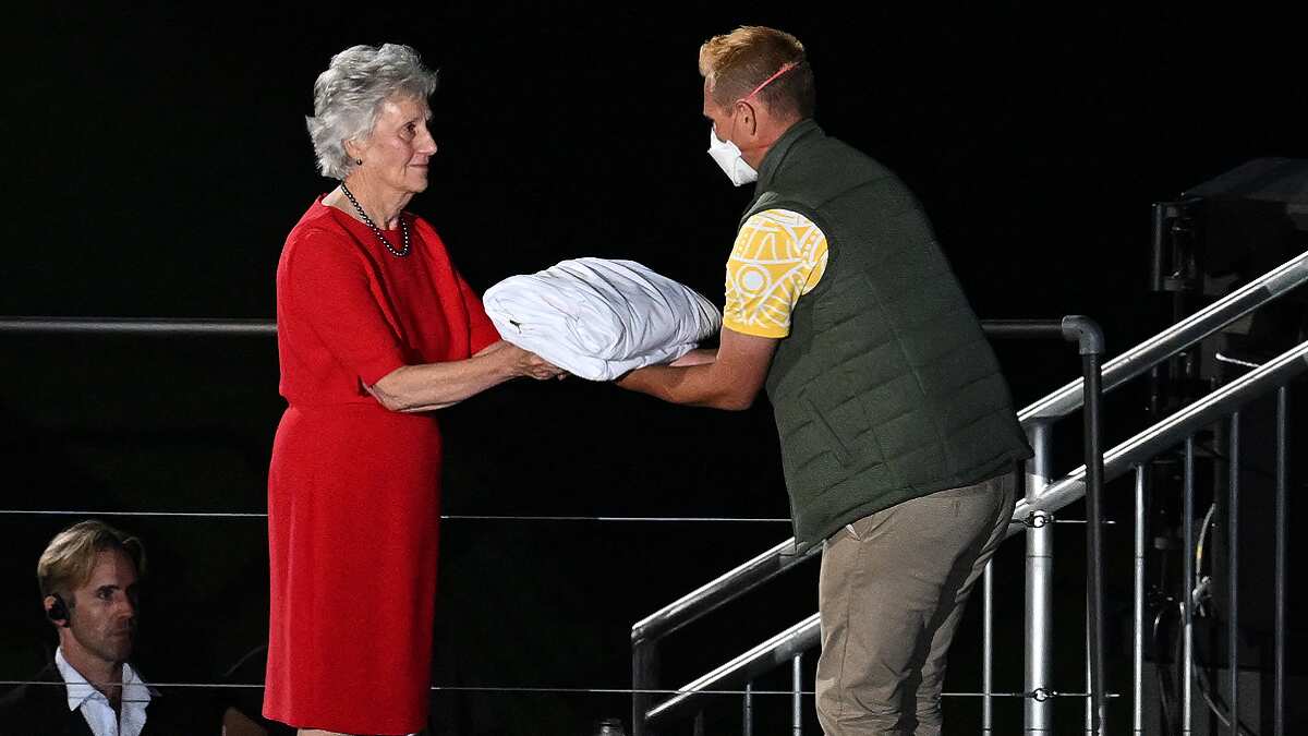 Louise Martin hand over Commonwealth flag to Australia's Barrie Lester