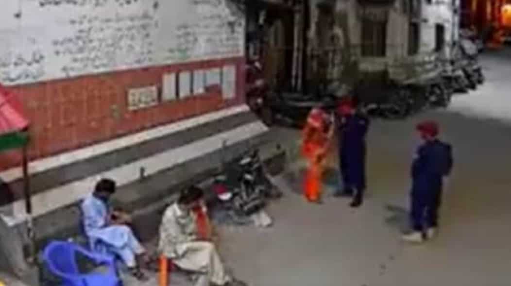 WATCH | Viral video: Pakistani security guard hits pregnant housekeeper in Karachi WATCH | Viral video: Pakistani security guard hits pregnant housekeeper in Karachi