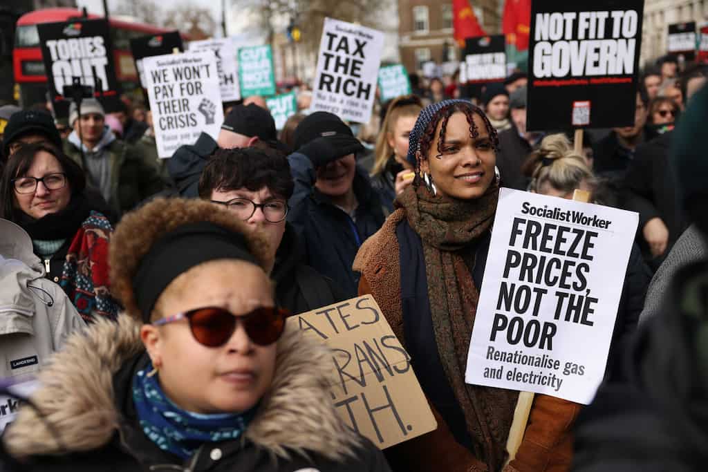 People turn back to cash as prices rise, cost of living crisis worsens in the UK