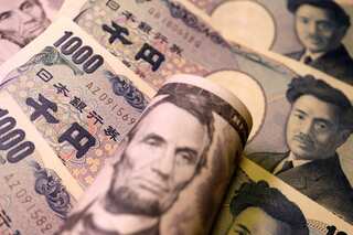 Japanese yen weakens against dollar fearing Fed's super-charged tightening policy