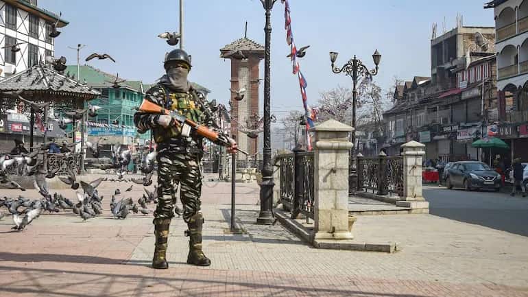 Migrant labourer shot dead by terrorists in Jammu and Kashmir Migrant labourer shot dead by terrorists in Jammu and Kashmir